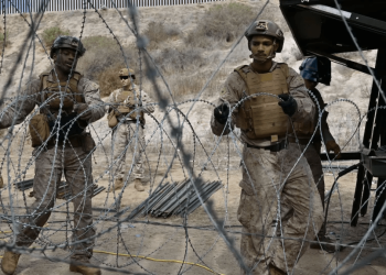 Militares podrían detener migrantes en zona federal de la frontera con México, dice AP