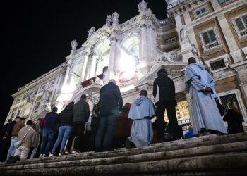 Muerte del papa Francisco dispara los precios de vuelos y hoteles en Roma
