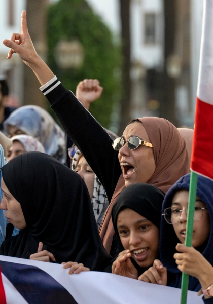 Arriba y abajo, dos aspectos de las manifestaciones ayer en Rabat, Marruecos, en apoyo a Palestina y contra la ofensiva israelí, que ayer mató en un ataque al menos a 17 personas