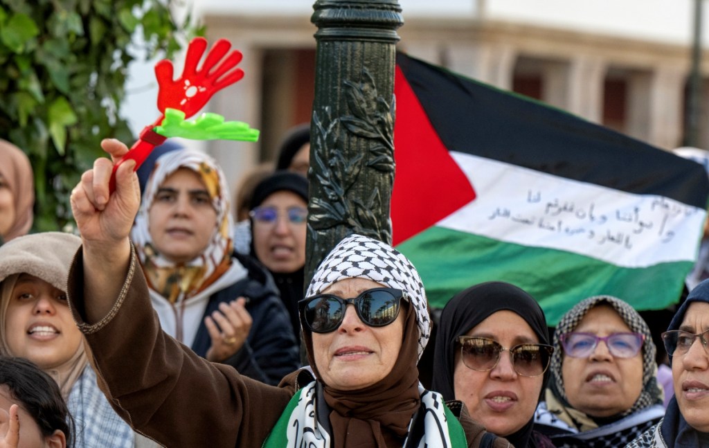 Manifestantes marroquíes gritan consignas durante una movilización ayer viernes en Rabat, Marruecos, en solidaridad con el pueblo palestino y contra los constantes ataques de Israel a la Franja de Gaza