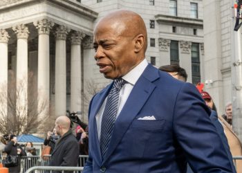 Nueva York aprueba varias leyes para retirar andamios que llevan años en pie