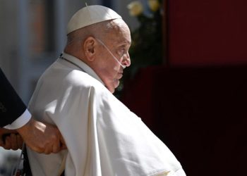 Papa Francisco aparece por sorpresa en la basílica de San Pedro