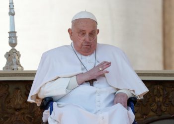 Papa Francisco envía cuatro ambulancias a zonas de guerra en Ucrania