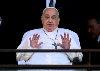 Papa Francisco mejora, mientras sigue su aislamiento en Santa Marta