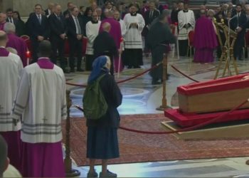 ¿Quién es la monja que rompió el protocolo para despedirse del papa Francisco?