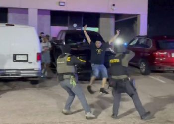 Redada en un club nocturno de Colorado, EE.UU., deja más de 100 inmigrantes detenidos