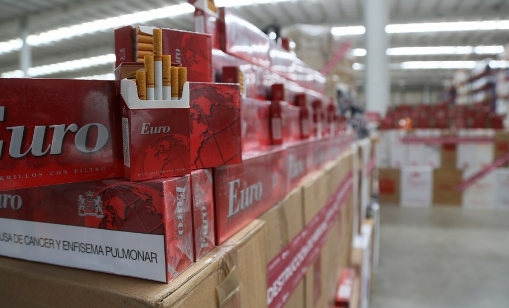 Paquetes de cigarros ilegales decomisados por el SAT. En México, el comercio de cigarrillos apócrifos representa el 20% del mercado nacional