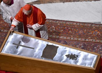 Se lleva al cabo la ceremonia del cierre del féretro del papa Francisco