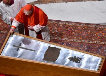 Sellan el ataúd del papa Francisco en ceremonia privada