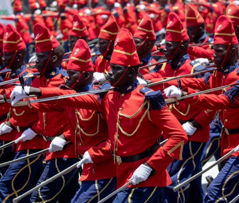 Mujeres de las fuerzas de seguridad de Senegal participan en el desfile, ayer en Dakar, para conmemorar el aniversario 65 de la independencia