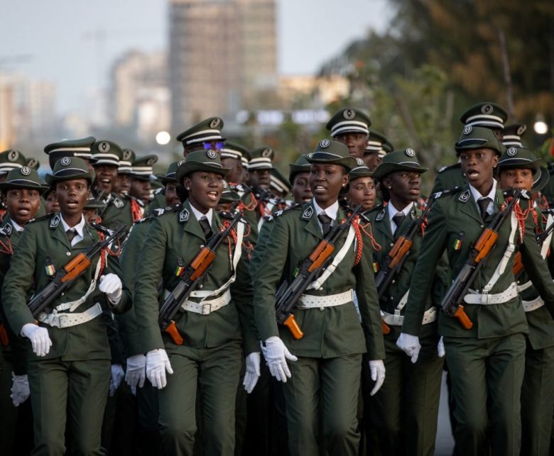 Arriba y a la derecha, dos momentos de la participación de las fuerzas de seguridad senegalesas en el desfile conmemorativo del 65o. aniversario de la independencia del país, que se realizó ayer en Dakar, la capital de Senegal