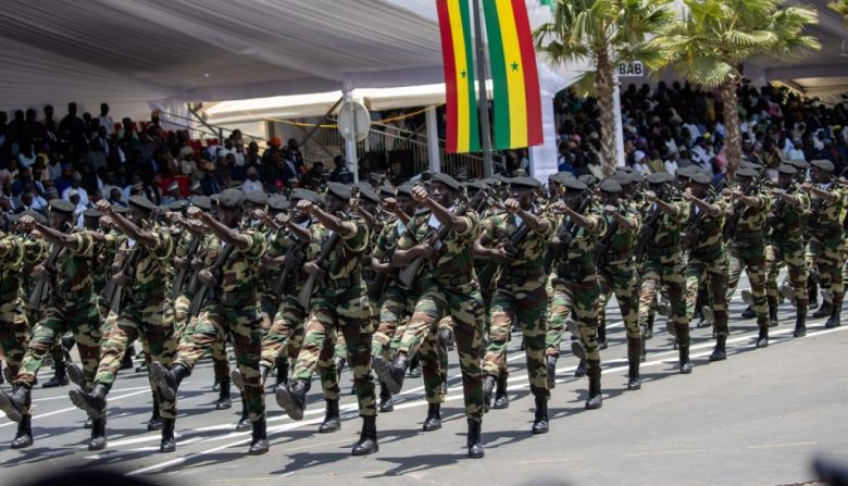 Arriba, integrantes del ejército de Senegal. A la derecha, miembros de las fuerzas de seguridad del país. Ambos contingentes participaron en el desfile conmemorativo por el aniversario 65o. de la independencia del país, que fue el 4 de abril de 1960