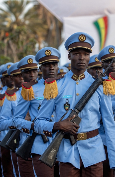 El presidente senegalés, Bassirou Diomaye Faye (izquierda), pasa revista a las tropas desde el vehículo de mando durante las celebraciones del 65o. aniversario de la independencia de Senegal, ayer en Dakar. A la izquierda, un contingente que participó en las celebraciones