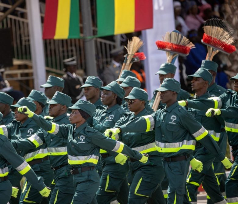 DAKAR (Senegal), 04/04/2025.- Members of the National Integrated Waste Management Company (SONAGED) take part in a parade marking the 65th anniversary of Senegal's independence, in Dakar, Senegal, 04 April 2025. Senegal gained its independence from France on 04 April 1960. (Francia) EFE/EPA/JEROME FAVRE