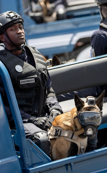 Miembro de la Gendarmería de Senegal, con su binomio canino