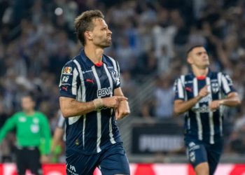 Sergio Canales discute con entrenador de Rayados, patea una puerta y sufre una herida