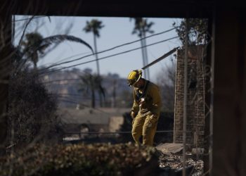 Sube a 30 cifra de muertos por incendios de Los Ángeles tras nuevo hallazgo de restos humanos