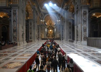 Tercer día del velatorio del papa Francisco; más de 128 mil personas han pasado por la capilla ardiente
