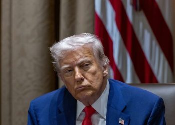 Trump elogia a Sheinbaum y dice que tres fábricas de autos en México se mudan a EE.UU.