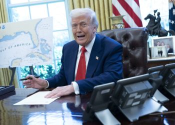 Trump firma un decreto que aumenta la presión de las duchas: “Me gusta ducharme bien”