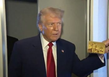 Trump presenta la “tarjeta dorada” para migrantes millonarios que lleva su imagen