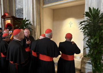 Un gran número de cardenales rezan ante la tumba del papa Francisco