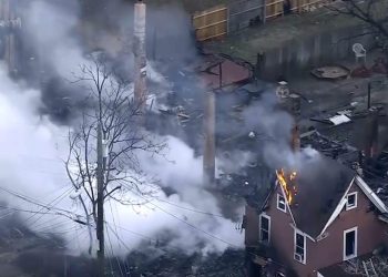 Un incendio arrasa un vecindario en Nueva Jersey; fallece una menor y otra está desaparecida