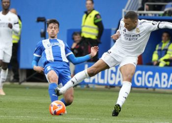 Un partido de suspensión a Mbappé por su expulsión ante el Alavés