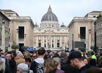 Unas 150 mil personas despiden al papa Francisco en la Basílica de San Pedro antes del funeral