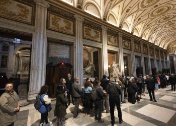 Unas 30,000 personas han pasado por Santa María la Mayor para ver la tumba de Francisco