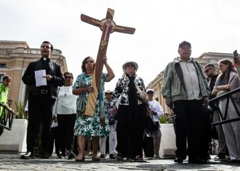 Vaticano convoca al rezo del rosario por el papa Francisco