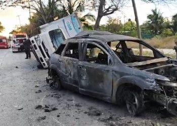 «¡Accidente en Arco Norte Cancún hoy! Camioneta de carga vuelca tras perder el control»