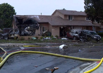 Avión ligero se estrella en zona residencial de San Diego
