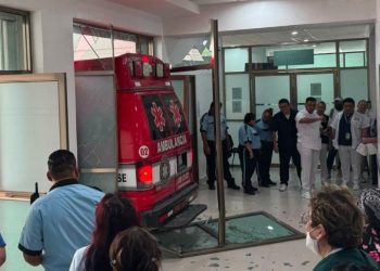 ambulancia choca en hospital