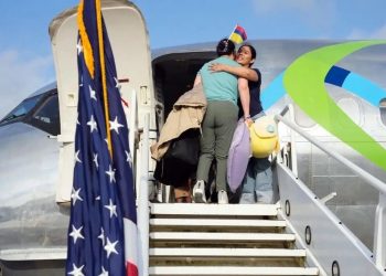 Autodeportación en EE.UU: Migrantes regresan voluntariamente a Honduras y Colombia