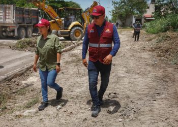 «Yensunni Martínez supervisa limpieza de calle en la colonia Nueva Generación»