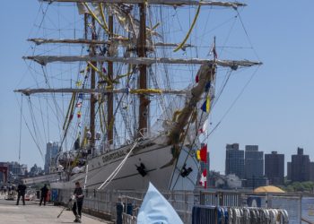 Mexicanos en Nueva York rinden homenaje a cadetes fallecidos del buque Cuauhtémoc
