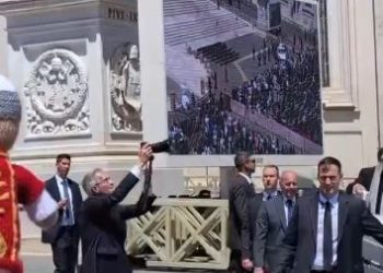 Papa Francisco sorprende al atrapar un peluche en plena audiencia Un gesto que desató sonrisas y aplausos