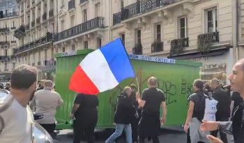 Taxistas protestan en París por nueva tarifa de transporte médico (1)