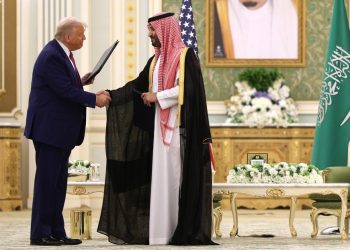 Trump en Arabia Saudita, alianza Trump Arabia Saudita, acuerdos de defensa Trump, visita de Trump a Riad, Donald Trump noticias, Arabia Saudita defensa, acuerdos militares EE.UU. Arabia, venta de armas Arabia Saudita, Boeing venta a AviLease, GE Vernova exportaciones, inversiones DataVolt, inteligencia artificial EE.UU. Arabia, exploración espacial NASA Arabia, acuerdos energéticos Trump, modernización militar saudí, misiles Arabia Saudita, entrenamiento tropas sauditas, ventas militares extranjeras EE.UU., cooperación cultural Arabia, Smithsonian leopardo árabe, satélite saudí Artemis II, transporte aéreo EE.UU. Arabia, transición energética EE.UU. Arabia, inversión tecnológica saudí, acuerdos comerciales Trump, economía bilateral EE.UU. Arabia, relaciones exteriores Trump, seguridad fronteriza Arabia Saudita, fuerzas armadas sauditas, Mohammed bin Salman acuerdos, Pete Hegseth defensa, Marco Rubio en Arabia, Scott Bessent inversiones, empresas tecnológicas EE.UU., Google Arabia Saudita, Oracle inversiones, Uber Arabia Saudita, AMD acuerdos, Salesforce Arabia, proyectos infraestructura saudita, Hill International Arabia, Jacobs exportaciones, Parsons en Medio Oriente, AECOM Arabia Saudita, planta médica en Michigan, Shamekh IV Solutions EE.UU., defensa aérea Arabia Saudita, seguridad marítima EE.UU. Arabia, artefactos AlUla EE.UU., acuerdos de conservación Arabia, acuerdos culturales EE.UU. Arabia, cooperación bilateral EE.UU. Arabia, modernización defensa saudita, CubeSat Arabia Saudita, misión Artemis II NASA, Departamento de Defensa EE.UU., Departamento de Energía EE.UU., Ministerio de Energía Arabia Saudita, cadenas de suministro minerales, acuerdos estratégicos EE.UU. Arabia, alianza militar Trump, relaciones internacionales Trump, acuerdos históricos Trump, visita oficial Trump, inversión extranjera directa EE.UU., comercio internacional EE.UU. Arabia, relaciones diplomáticas EE.UU. Arabia,