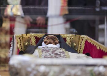 Abren el sepulcro de santa Teresa de Jesús en España para su veneración
