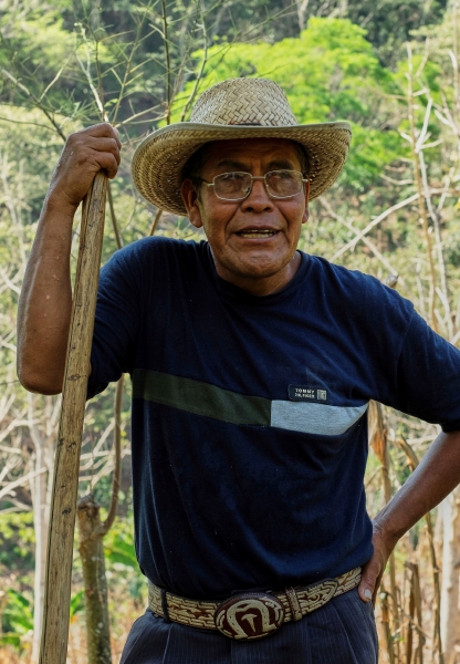 El diácono Juan Pérez Gómez conversa con un reportero en su finca en Simojovel, Chiapas