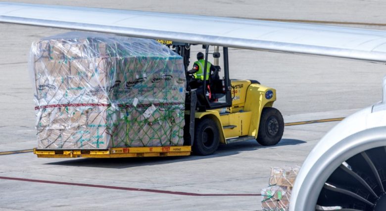 Mercancías importadas en Florida, donde el impacto de aranceles impacta a la logística y la contratación