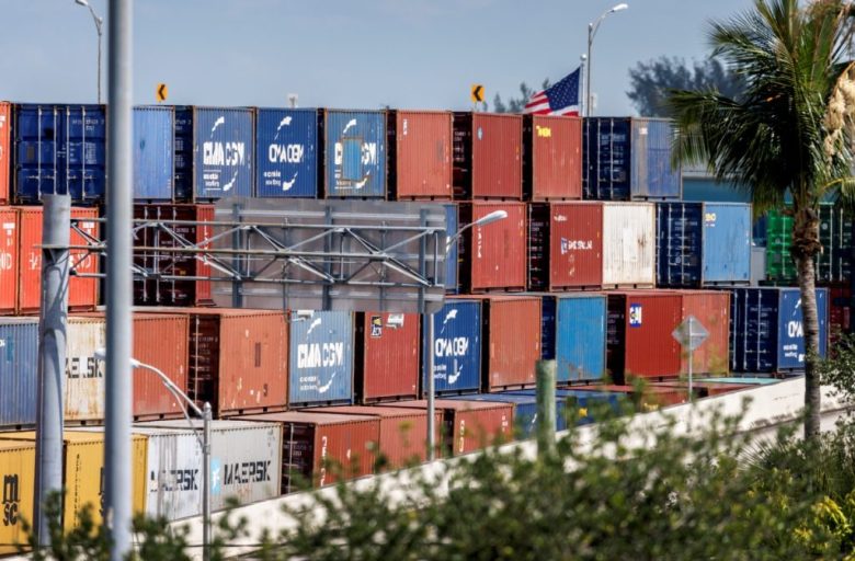 Contenedores apilados en Miami reflejan la política arancelaria de Trump, que ha frenado el flujo del comercio y afectado el empleo mundial