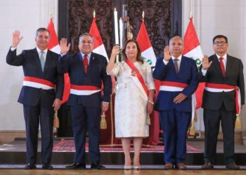 Boluarte nombra a su octavo ministro del Interior y cuarto de Economía en dos años y medio