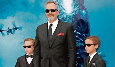 El cantante Miguel Bosé fue uno de los primeros en hablar sobre la gestación subrogada, al anunciar el nacimiento de sus hijos Diego y Tadeo