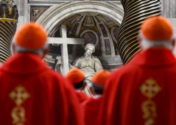 Cardenales afrontan el problema de las finanzas, uno de los retos para el nuevo papa