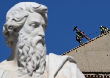 Chimenea para el cónclave, ya sobre la Capilla Sixtina