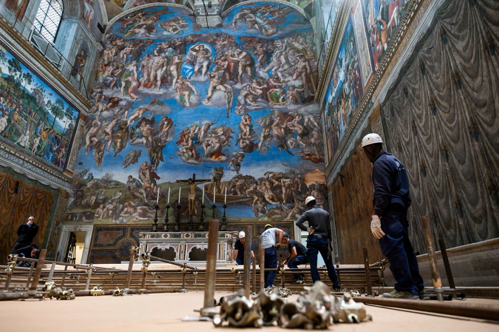Imagen de trabajadores preparando la capilla Sixtina en el Vaticano, donde el próximo miércoles 7 comenzará el cónclave (Foto de AP)