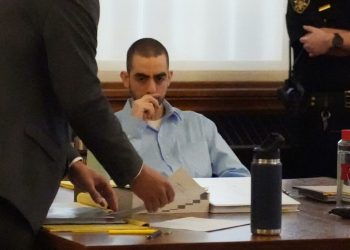 Condenan a 25 años de cárcel al hombre que apuñaló al escritor Salman Rushdie